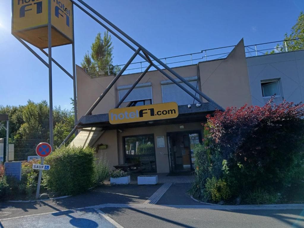Comfortable room at Hotel F1 in Douchy-les-Mines