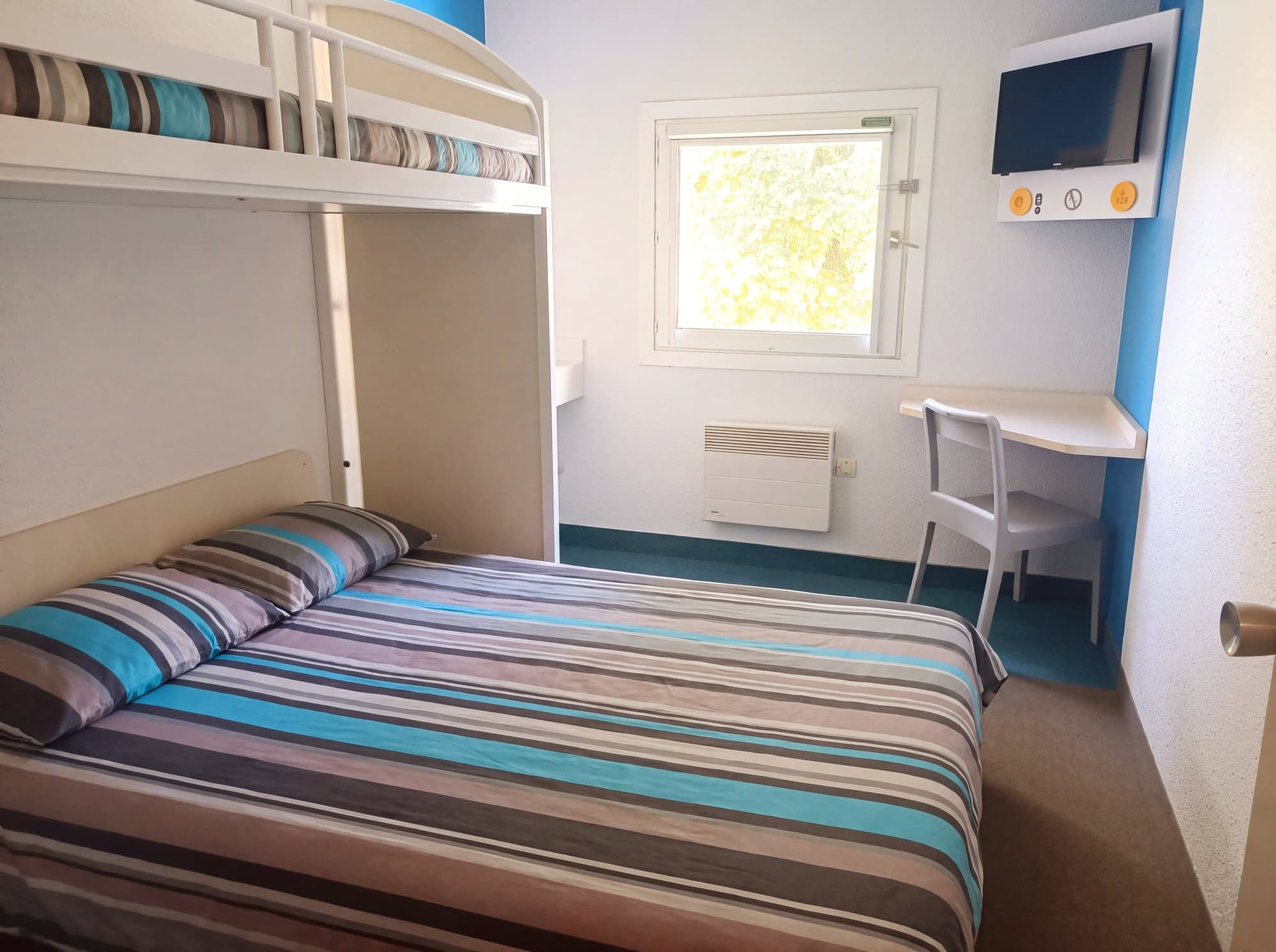 Chambre triple — Unisotel Saintes