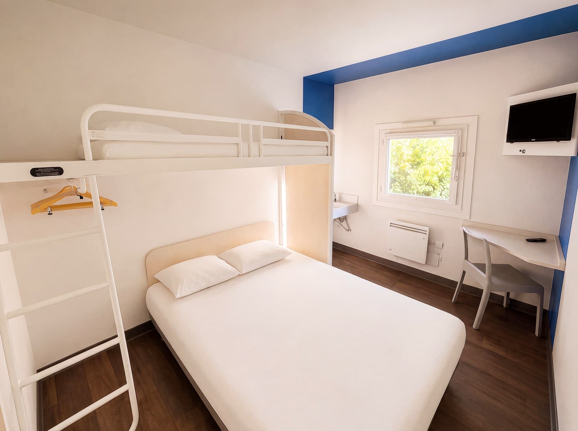 Chambre triple — Unisotel Valenciennes